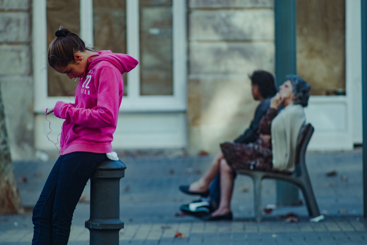 Junge Frau Im Alltag Auf Der Strasse als Motiv fuer Gute Nachbarschaft in Einer Kleinstadt Brandenburgs