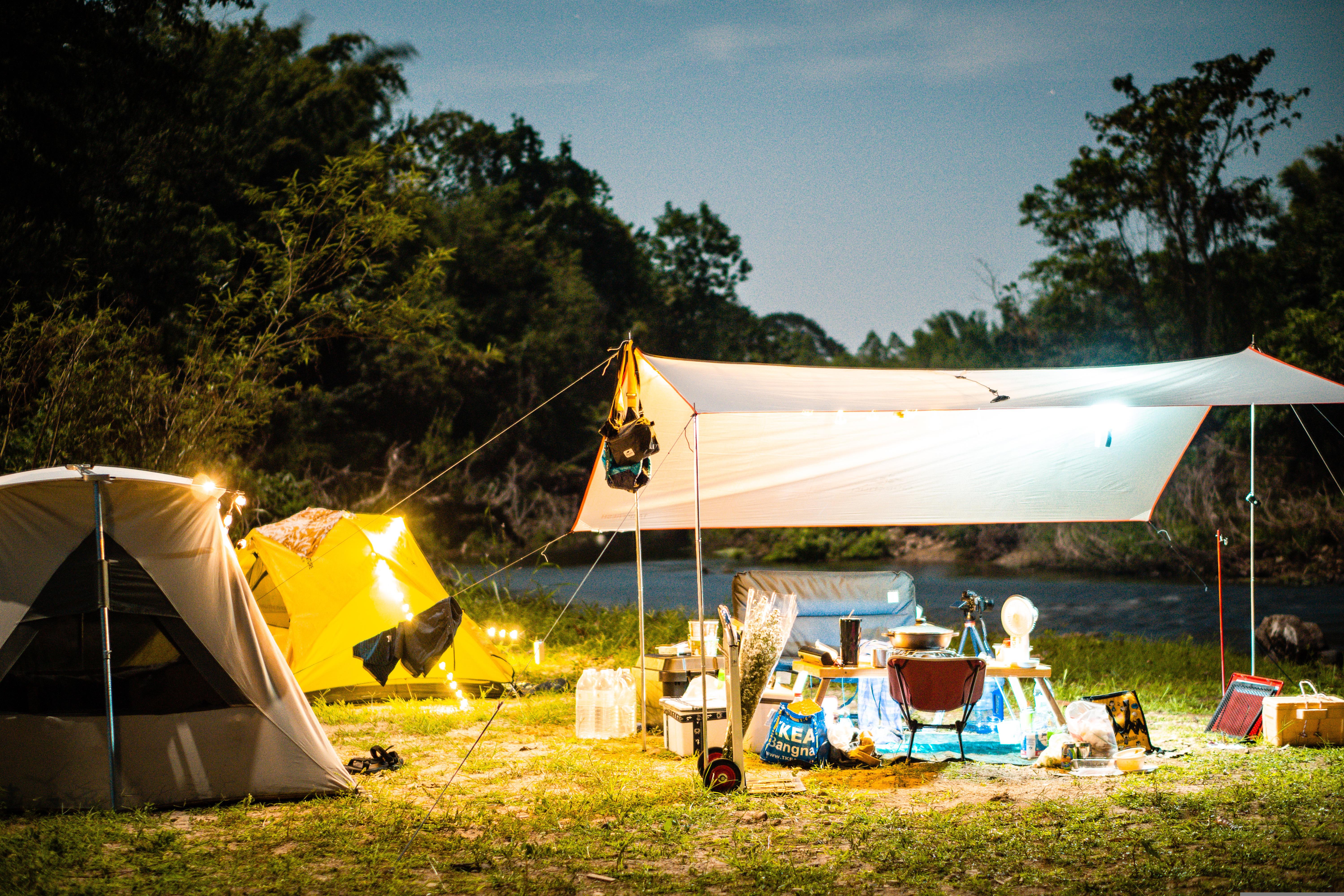Zelte am Wasser mit Beleuchtung beim Camping in Brandenburg